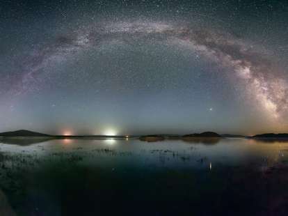 Die Duolun-See unter der Milchstraße, in der Inneren Mongolei, China | Foto: © iStockphoto.com/bjdlzx