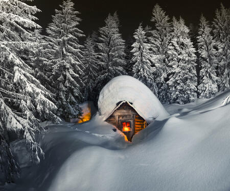 Lost in the mountains of the hunter, snow-covered shelter was excavated by tourists spent the night in a hike through the Carpathian alpine forests. Wild taiga forests fairy-tale shelter