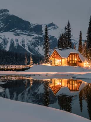 The lodge is twenty minutes west of Lake Louise. Originally built in 1902 by the Canadian Pacific Railway, this historic property includes 85 comfortable units situated in 24 chalet-style cabins.
