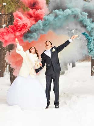 wedding couple at the winter snowy day