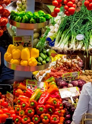 Frisches Obst und Gemüse am Obstmarkt. Gemüsemarkt mit biologischen Lebensmitteln